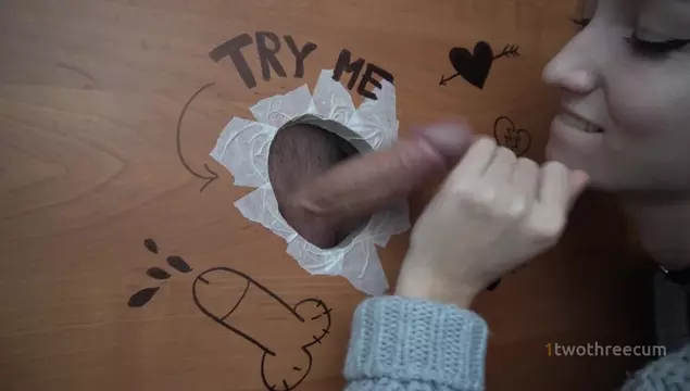 Gloryhole porno – giovane ragazza che succhia per la prima volta attraverso il buco nel muro