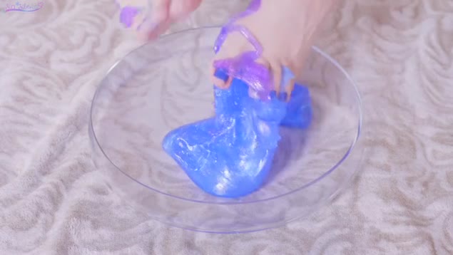 Feticista di piedi gioca con orbz e slime davanti alla telecamera