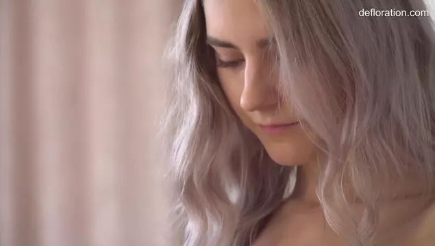 Bella russa Eva Elfie si è tolta le mutandine per masturbarsi la figa per te