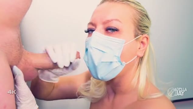 Porno in quarantena. La bionda masturba con le mani il cazzo alla grande