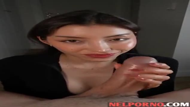 La bella ragazza ha fatto un pompino con appetito al suo ragazzo