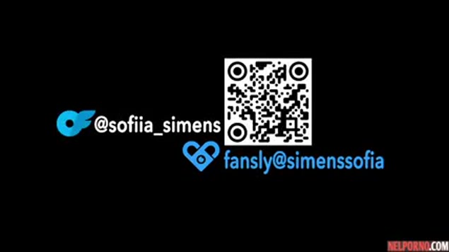 Ragazza russa raggiunge l'orgasmo anale mentre si masturba con un sex toy