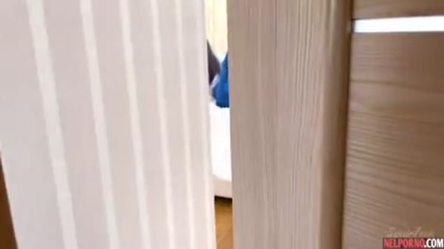 Porno casalingo con ragazza dal culo grosso in jeans strappati