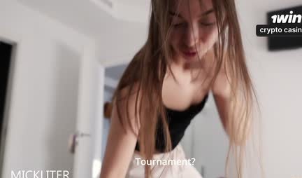 Le strappa i pantaloni per inculare la russa