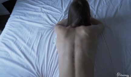 Amica russa con un gran culo si mette a pecorina per provare piacere