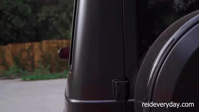 La giovane pornostar Riley Reid si spoglia e si masturba nel suo nuovo SUV