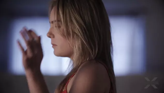 La simpatica bionda chiede al fidanzato di scoparla nella figa stretta