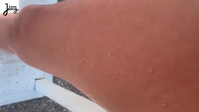 Si è nascosta in una cabina in spiaggia e si è segata la figa