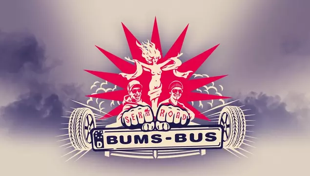 Miniatura bionda si spoglia e fa un pompino al tizio nel minibus