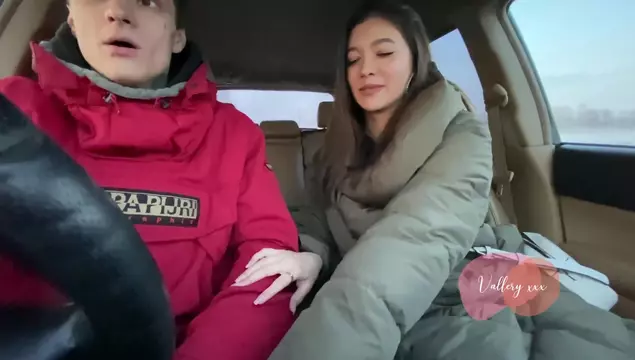 Ragazza di città ringrazia con un pompino il ragazzo di campagna che le ha dato un passaggio