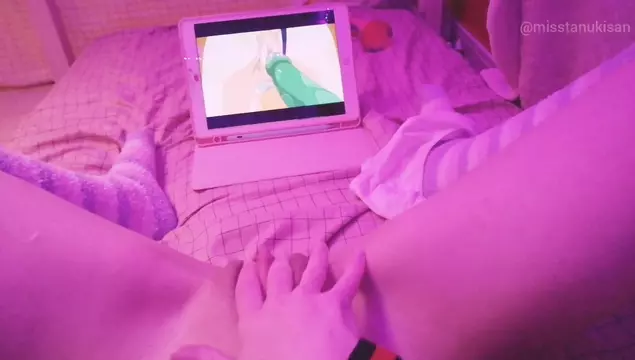 Giovane ragazza guarda porno anime e si accarezza la figa bagnata