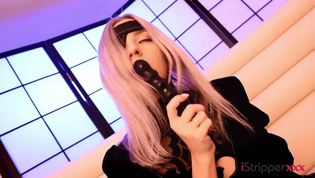 La cosplayer Eva Elfie gioca con la sua passerina davanti alla telecamera
